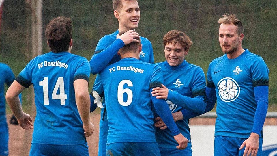 Jubel beim FCD II nach dem zweiten Saisonsieg gegen den SV Burkheim.