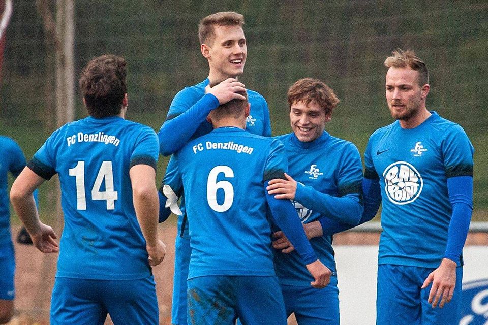 Jubel beim FCD II nach dem zweiten Saisonsieg gegen den SV Burkheim.