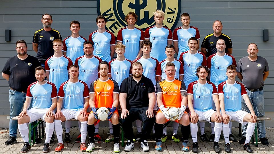 SC Weßlings Kreisligateam in neuen Trikots des Sponsors Max Baier (vorne Mitte)