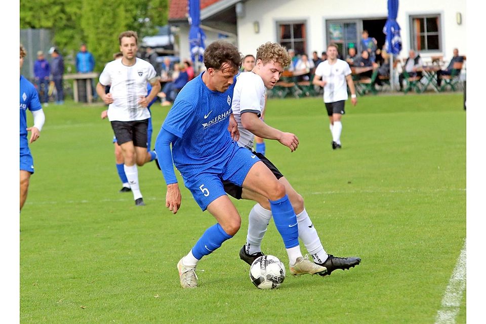 Fußball; Saison 2025/26; Kreisliga; Philipp Puchner vom ASV Habach (in Blau) im Heimspiel gegen TuS Geretsried II am 13. Mai 2026 Fußball; Saison 2025/26; Kreisliga; Philipp Puchner vom ASV Habach (in Blau) im Heimspiel gegen TuS Geretsried II am 13. Mai 2026