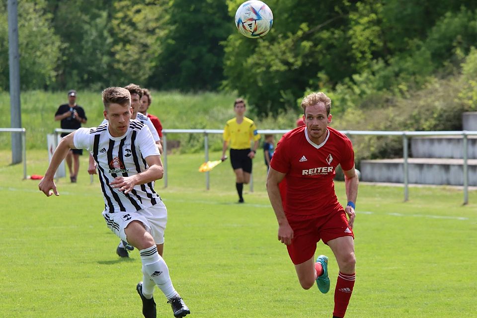 Volle Kraft voraus: Kranzbergs Thomas Schredl (l.) und Unterbrucks Roland Lintner jagen im Laufduell entschlossenen Blickes dem Spielgerät hinterher.