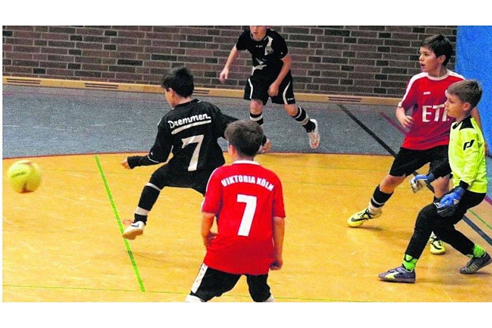 Die E-Junioren aus Dremmen (schwarze Trikots) waren gegen den späteren Turniersieger Viktoria Köln chancenlos. Foto: agsb