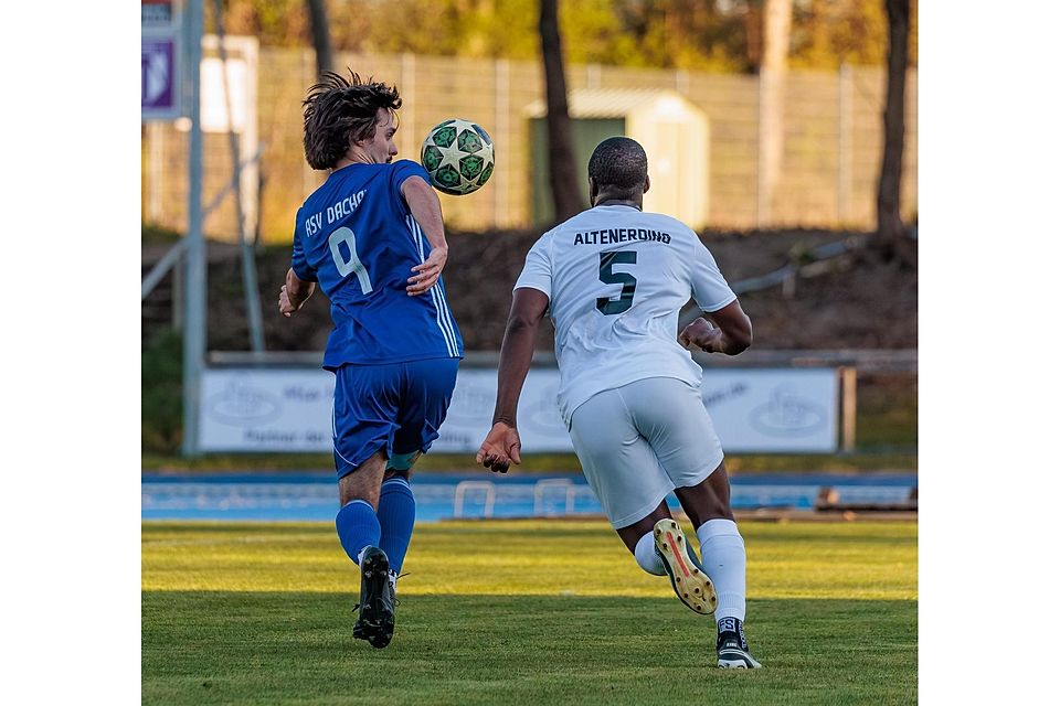 „Wettlauf“: Leonardo Di Pasquale (ASV Dachau, links) im Zweikampf mit dem Altenerdinger Ridwan Bello.