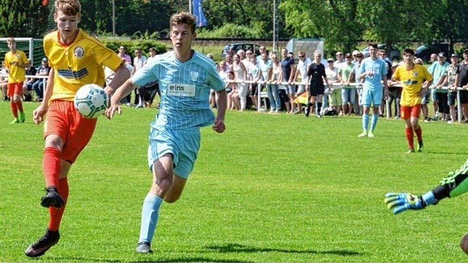Gefühl im Fuß: FCM-Stürmer Michel Ulrich (l.) hebt den Ball über den  Chemnitzer Keeper zum 1:1-Ausgleich ins Tor. Bischoff
