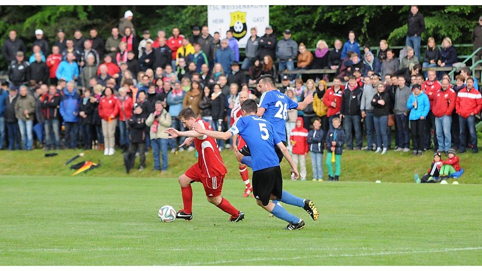 Schwarzer Abend in Weißenbronn: Auch Jan David Thunhart (Nr. 5) und Antonio Perri (Nr. 26) vom ESV Rangierbahnhof leisteten erbitterten Widerstand gegen die flinken Arberger. Foto: Kowal