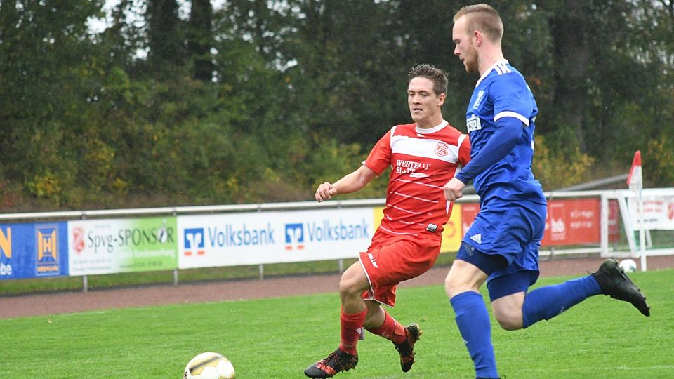 Unbekümmert: Steinhagens Finn Reda (links) hielt die Westenholzer Abwehrspieler mächtig auf Trab.