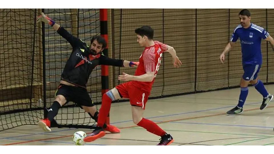 Die Futsaler von TuS Neuhausen (rot) besiegten die TSG Gau-Bickelheim bei der Regionsmeisterschaft in Monsheim deutlich.    Foto: Christine Dirigo / pakalski-press