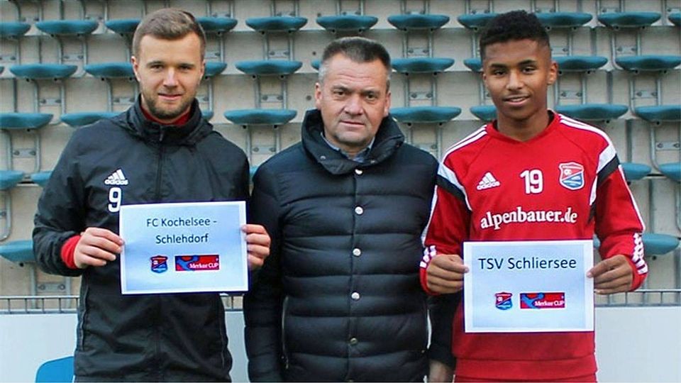 Die Hachinger Glücksfeen (v. li.): Stephan Hain, SpVgg-Präsident Manni Schwabl und Karim Adeyemi haben den FCKS und den TSV Schliersee als Gewinner gezogen. FOTO: ZELLER/KN