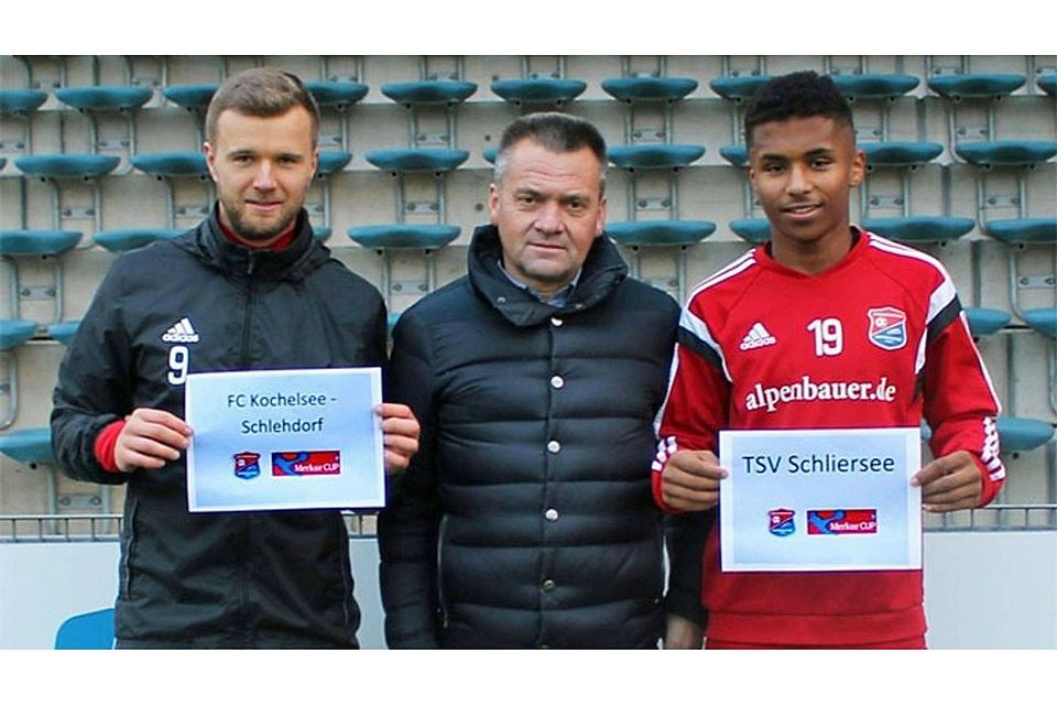Die Hachinger Glücksfeen (v. li.): Stephan Hain, SpVgg-Präsident Manni Schwabl und Karim Adeyemi haben den FCKS und den TSV Schliersee als Gewinner gezogen. FOTO: ZELLER/KN