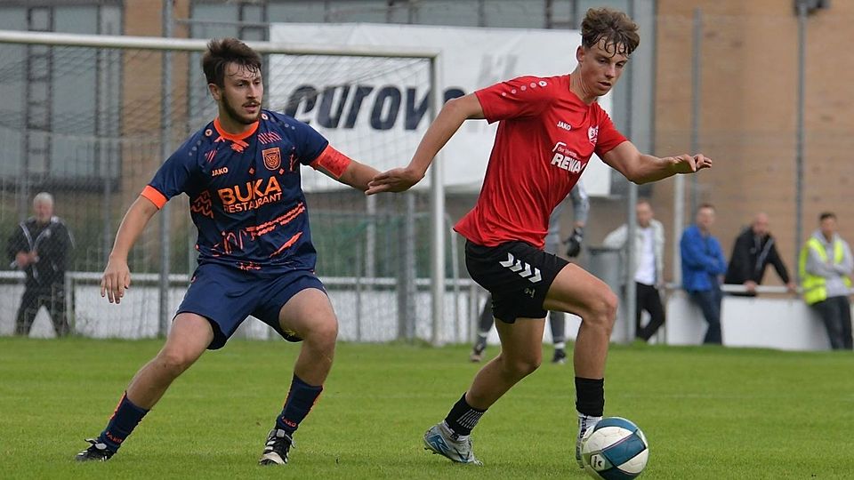 Jannis Hufsky (am Ball) und der SC Regensburg hielten Obertraubling nieder.