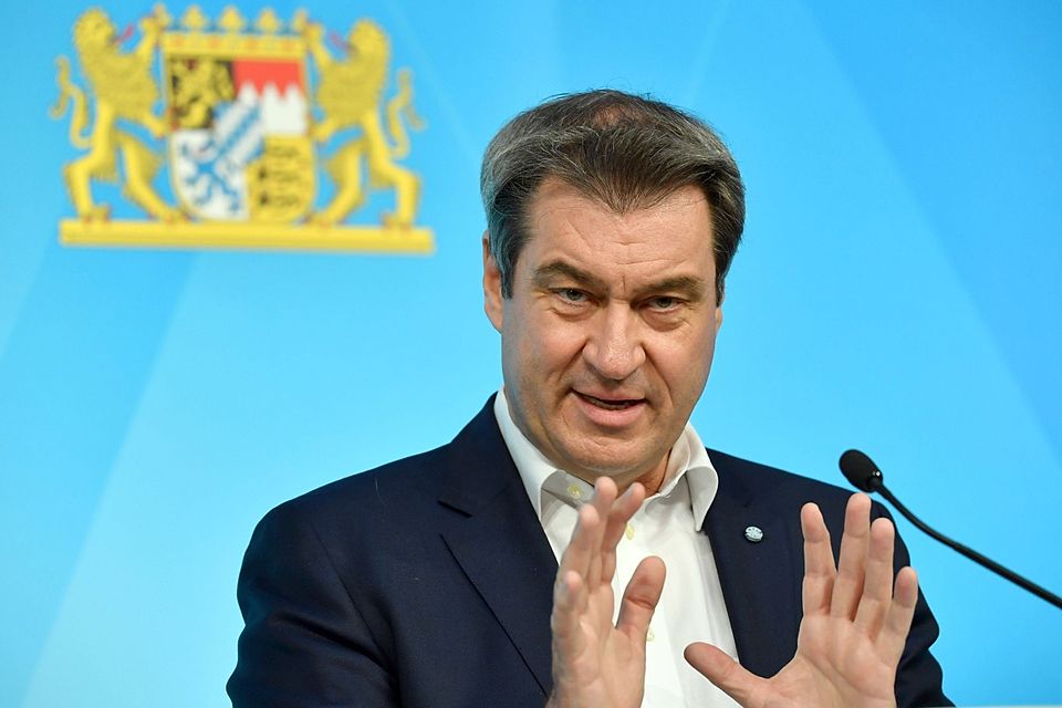 Ministerpräsident Markus Söder erklärt die neuen Öffnungsschritte in einer Pressekonferenz am 18. Mai in München.