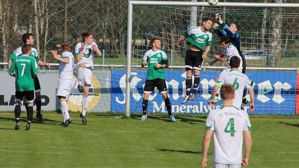 Der SV Plößberg empfängt den FC Weiden-Ost zum Verfolgerduell. Unser Bild stammt aus der Partie im April 2016. Der SVP in grün. F: Meyer