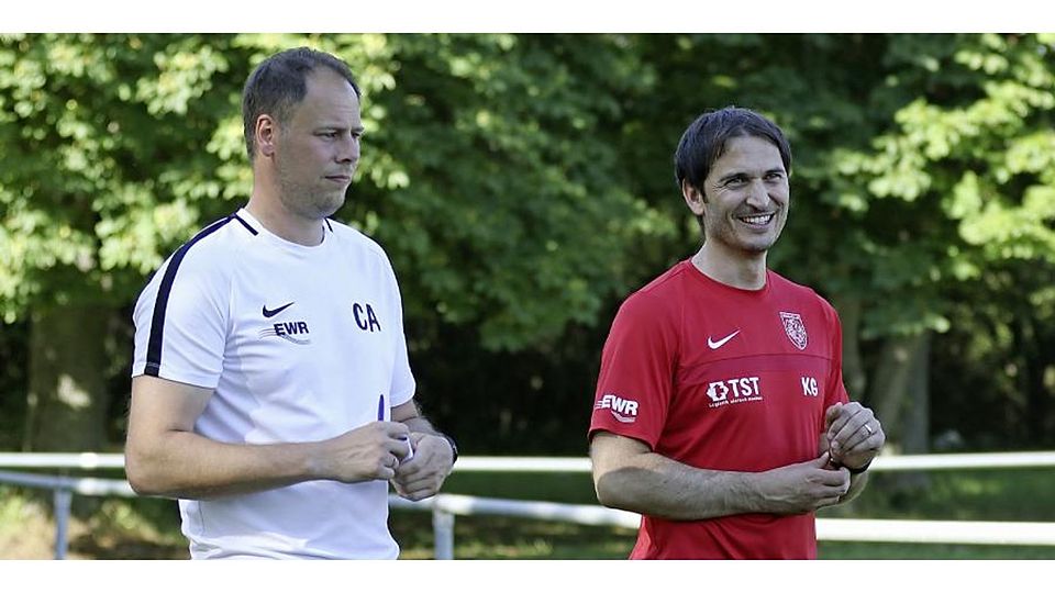 Wormatia-Trainer Kristjan Glibo (rechts), hier bei einer Trainingseinheit neben seinem Co-Trainer Christian Adam, erwartet ein umkämpftes Oberliga-Duell in Waldalgesheim.