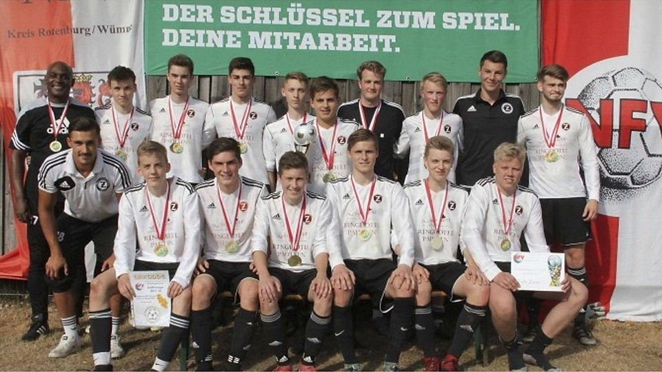 Machten nach der Kreismeisterschaft mit einem schmeichelhaften 2:1-Erfolg auch den Kreispokalsieg perfekt: Die U18-Kicker des TuS Zeven.
