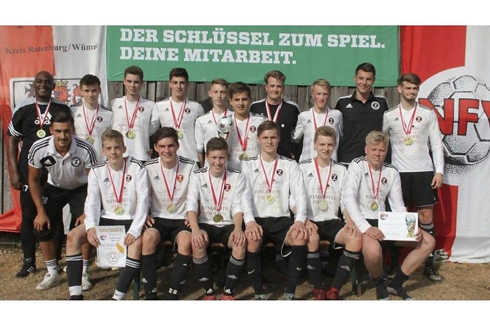 Machten nach der Kreismeisterschaft mit einem schmeichelhaften 2:1-Erfolg auch den Kreispokalsieg perfekt: Die U18-Kicker des TuS Zeven.