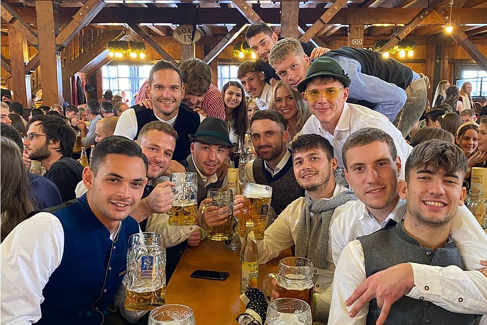 Der SV Kirchanschöring lässt sich das Augustiner-Bier genießen.