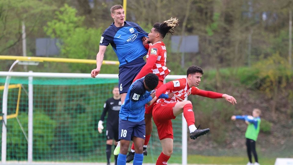 Enges Derby: Dominik Ahlbach (oben) und der TSV Schott zogen gegen die U23 der 05er knapp den Kürzeren.