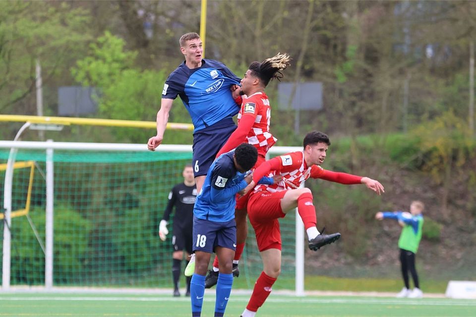 Enges Derby: Dominik Ahlbach (oben) und der TSV Schott zogen gegen die U23 der 05er knapp den Kürzeren.