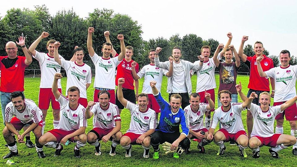 Stolzer Sieger: der SV Victoria RW Waldenrath-Straeten feiert die erste Stadtmeisterschaft in der Vereinsgeschichte. Foto: zva
