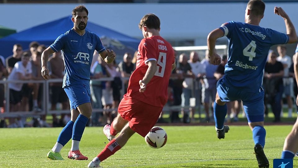 Der FC Dingolfing um die Haudegen Daniel Hofer (li.) und Florian Büchner macht es der SpVgg Unterhaching nicht leicht 