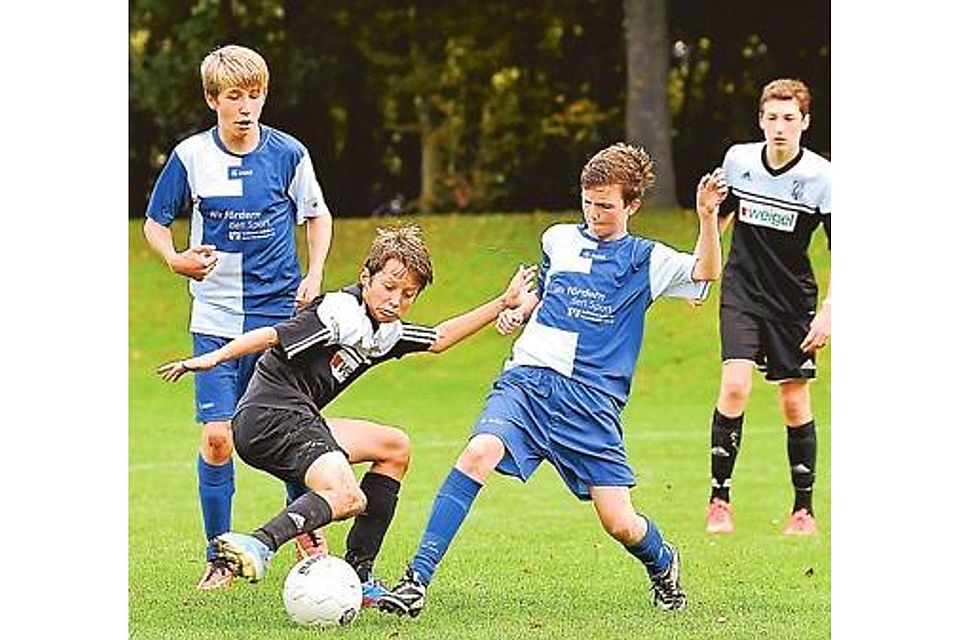 Die U-15-Fußballer des BV Cloppenburg trennten sich am Wochenende 1:1 von Landesliga-Konkurrent  JFV Varel (in Blau-Weiß). Lichtfuß