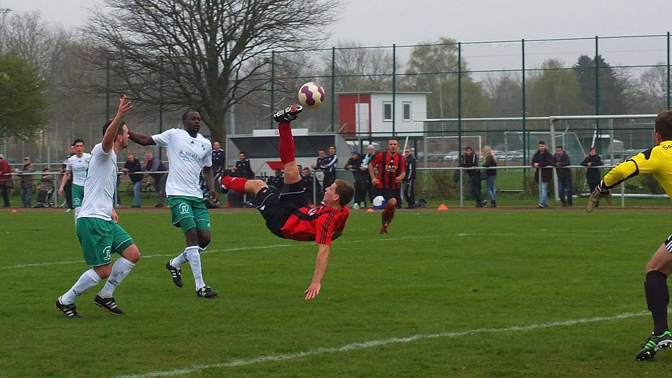 Stürmer Christian Zimmermann scheiterte kurz vor der Pause mit einem Fallrückzieher zum 3:0. Der Stürmer schoss den 5:1-Enstand (89.). Foto: Volker Schmidt