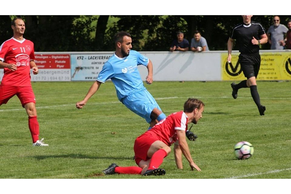 Mimoun Attanin im blauen Trikot des SV Altwiedermus erzielt das 1:0 für seine Farben im Spiel gegen Türk Gücü Hanau.	 Foto: sen