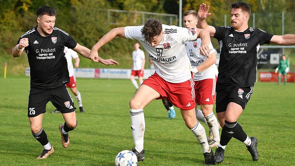 Nach zuletzt zwei Niederlagen sind Kapitän Nico Argauer (am Ball) und der SC Luhe-Wildenau in Eggenfelden wieder auf Zählbares aus.