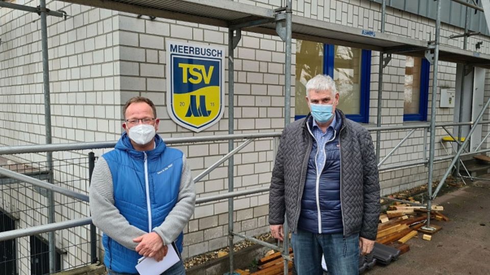 Ste­fan Lam­bert (l.) und Klaus Krah, bei­de TSV Meer­busch, vor dem Ver­eins­heim der Ten­nis­ab­tei­lung des TSV, das kom­plett um­ge­baut wird.