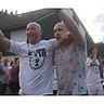 Nachfolger und Vorgänger Arm in Arm: Dirk Martin (links) und Maik Wolf feierten gemeinsam den Pokalerfolg ihrer Fortunen. Foto: sta