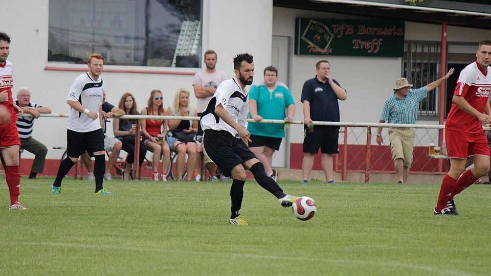 Araz Dosky (Bildmitte) wechselt zurück zum FC Halle-Neustadt   F: Prinz