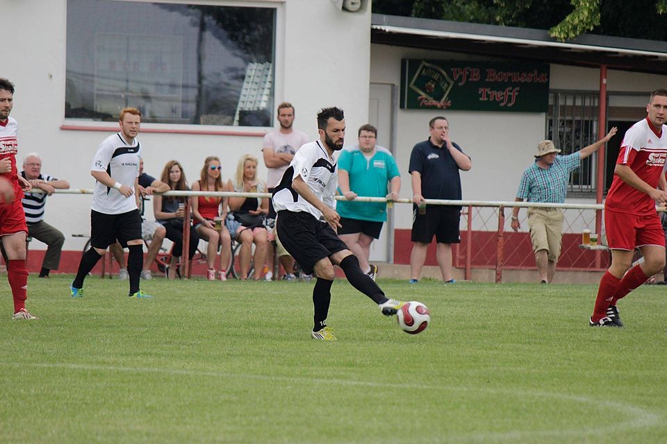 Araz Dosky (Bildmitte) wechselt zurück zum FC Halle-Neustadt   F: Prinz