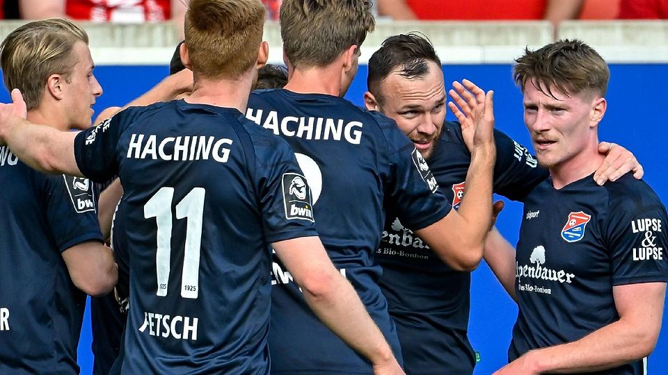 Patrick Hobsch (2.v.r.) schießt Haching zum Auswärtssieg beim Halleschen FC.