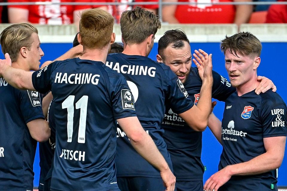Patrick Hobsch (2.v.r.) schießt Haching zum Auswärtssieg beim Halleschen FC.