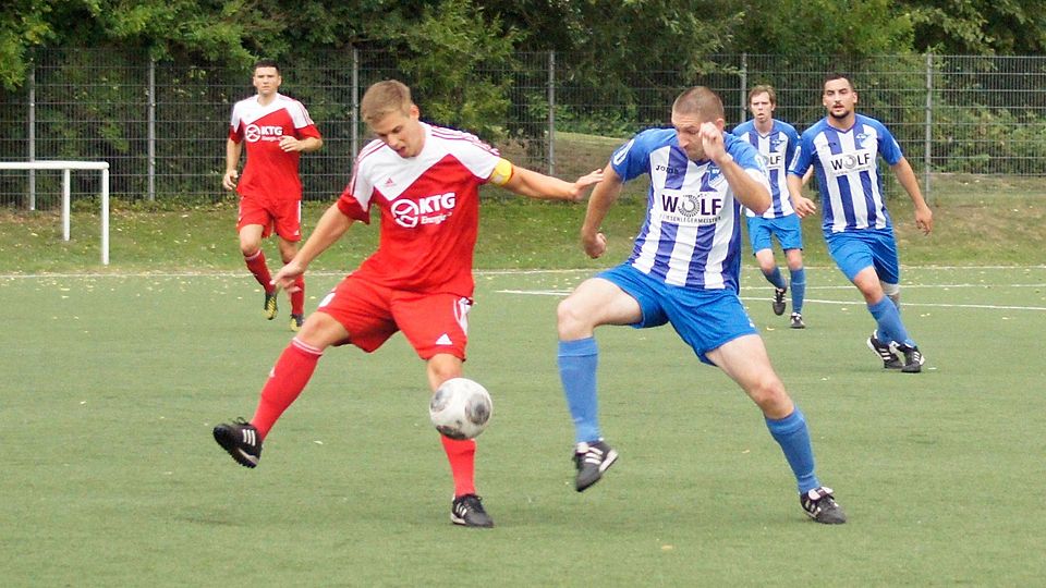 Elegant: Rick Drews (links, Seelow) kann den Ball gut vor dem Markendorfer Christian Glässer abschirmen. Foto: Mitsch Rieckmann