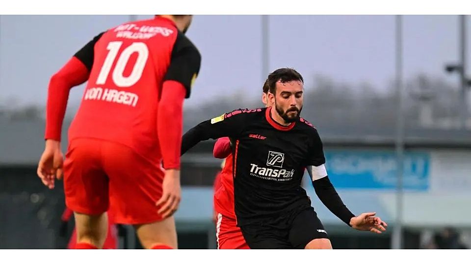 Bei Luis Stephan ist die Diagnose da: Der Kapitän des Fußball-Hessenligisten SC Waldgirmes (am Ball) hat sich keinen Kreuzbandriss zugezogen, fehlt seinem Team aber bis April. (Archivfoto) © Uwe Krämer
