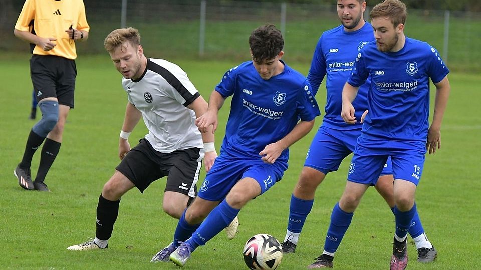 Burgweinting (in blau) und der SC Regensburg gingen ohne Sieger auseinander.