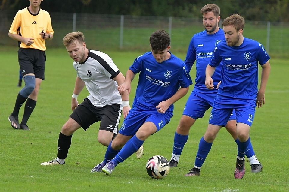 Burgweinting (in blau) und der SC Regensburg gingen ohne Sieger auseinander.