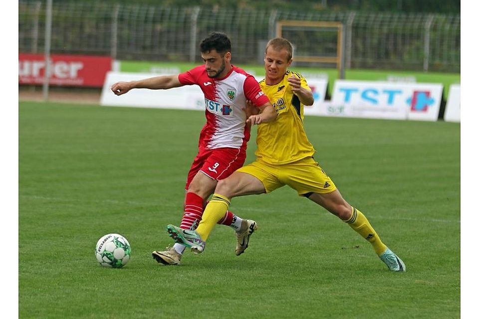 Ein Wormatia-Neuzugang, der in der Vorbereitung besonders überzeugt hat: Mert Özkaya (links), hier beim Testspiel gegen Dudenhofen im Zweikampf gegen Lukas Metz, ist bei den Wormsern auf Anhieb gesetzt. Foto: Christine Dirigo/pakalski-press Ein Wormatia-Neuzugang, der in der Vorbereitung besonders überzeugt hat: Mert Özkaya (links), hier beim Testspiel gegen Dudenhofen im Zweikampf gegen Lukas Metz, ist bei den Wormsern auf Anhieb gesetzt. Foto: Christine Dirigo/pakalski-press
