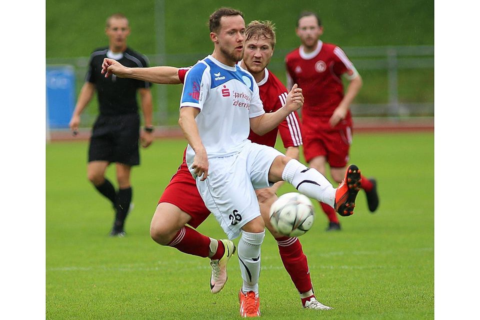 Wieder kein Sieg für den FC Wangen: Gegen den FC 07 Albstadt (vorne Martin Grund) gab es für den Aufsteiger um den Torschützen Thomas Maas ein 1:1. Josef Kopf