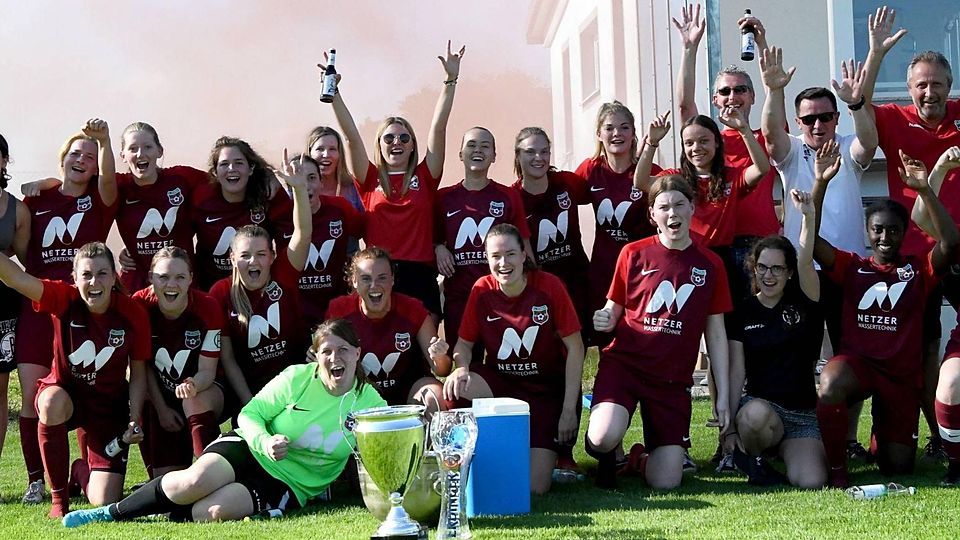 Bezirksliga, wir kommen! Die Schwaiger Frauen und das Trainerteam feiern ausgelassen den Aufstieg in die Bezirksliga.