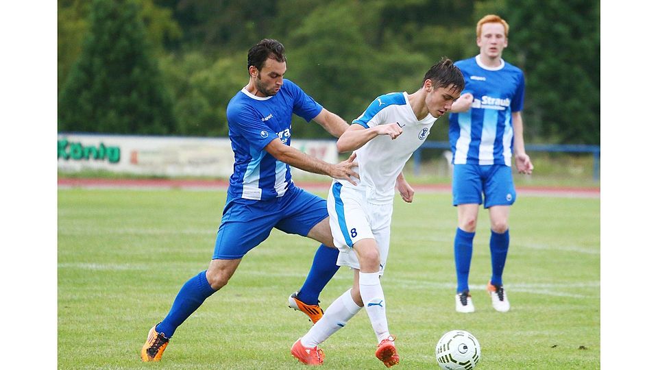Typische Szene: Die TuS Metzingen (links Mohamed Zubaida) kam gegen die quirligen Nagolder (Christoph Ormos) kaum hinterher Foto: Eibner