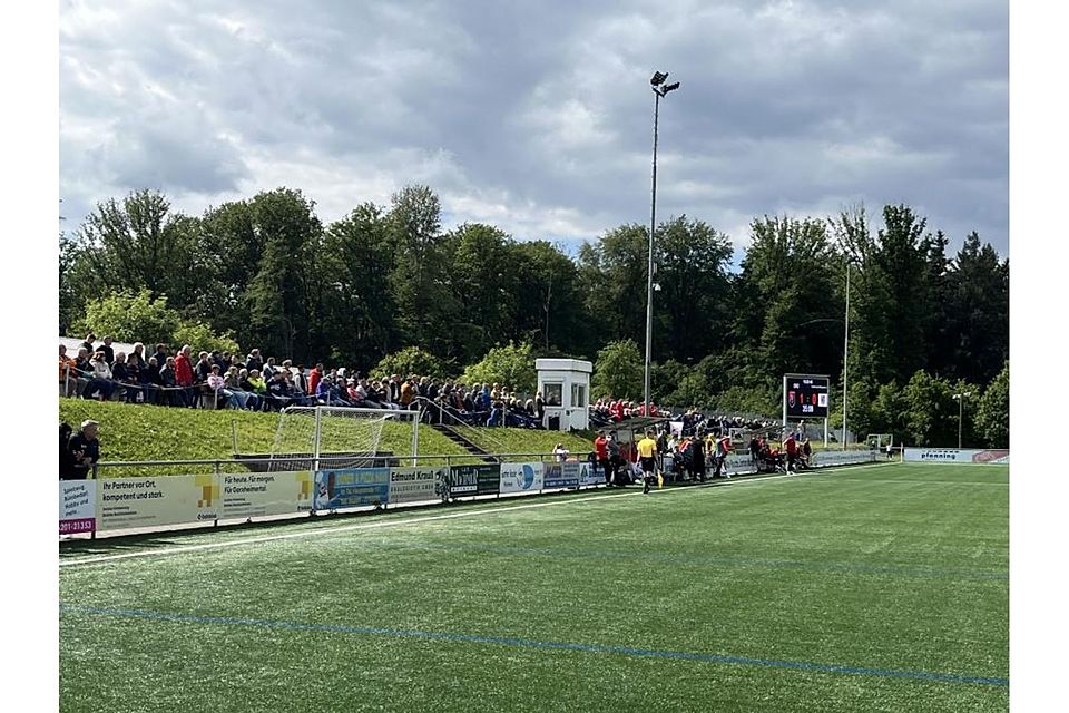 Die exakt 551 Zuschauer auf dem Wetzelsberg kamen beim Spitzenspiel der Fußball-Verbandsliga voll auf ihre Kosten. Foto: Christopher Frank Die exakt 551 Zuschauer auf dem Wetzelsberg kamen beim Spitzenspiel der Fußball-Verbandsliga voll auf ihre Kosten. Foto: Christopher Frank