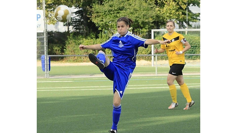Durchschnaufen nach dem nächsten Sieg: In Obermelsungen siegten die Hessenliga-Fußballerinnen des FSV Schierstein 08 (blau) mit 7:1. Archivfoto: Rainer Wagner