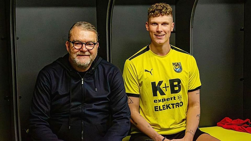 Beim FC Amberg freut sich Teammanager Andreas Wagner (links) über die Zusage von Leon Brandl.
