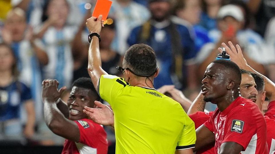 Folgenschwere VAR-Eingriffe wie beim WM-Viertelfinale zwischen der Schweiz und Argentinien sind in der Kreisliga zwar nicht möglich, viele Regeländerungen greifen ab sofort aber auch in den Amateurligen. 	Foto: Ed Zurga/AP/dpa