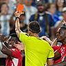 Folgenschwere VAR-Eingriffe wie beim WM-Viertelfinale zwischen der Schweiz und Argentinien sind in der Kreisliga zwar nicht möglich, viele Regeländerungen greifen ab sofort aber auch in den Amateurligen. 	Foto: Ed Zurga/AP/dpa
