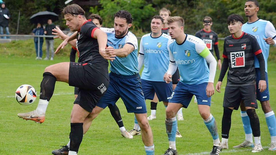 Obwohl 80 Minuten in Unterzahl lieferte der SV Cosmos Aystetten (von links Arlind Qarri, Marcel Burda, Maximilian Heckel iund Raphael Marksteiner) dem 1. FC Sonthofen mit Spielertrainer Andreas Hindelang (links) einen aufopferungsvollen Kampf.