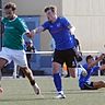 Das Nachsehen hatten die Arheilger Marco Schmitt (Mitte) und Yasin Rabiai (hinten) beim 2:4 in der Fußball-Kreisoberliga gegen den VfB Ginsheim (links Maximilian Gross). 	Foto: André Dziemballa