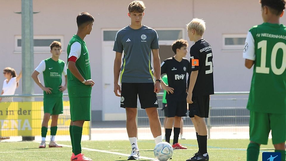 Aushilfs-Referees im Einsatz: Als Reaktion auf diverse Negativ-Vorfälle waren am vergangenen Wochenende keine offiziellen Schiedsrichter bei C-Junioren-Spielen im Kreis Wiesbaden angesetzt worden. Die Partie zwischen der SG Germania und dem SV Niedernhausen wurde vom B-Jugend-Spieler Leopold Fraund-Schmidthals geleitet.